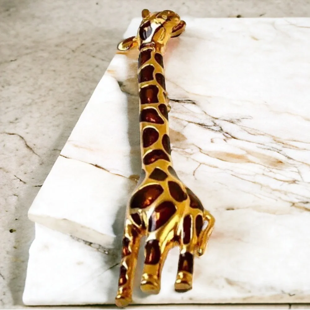 N/A giraffe brooch